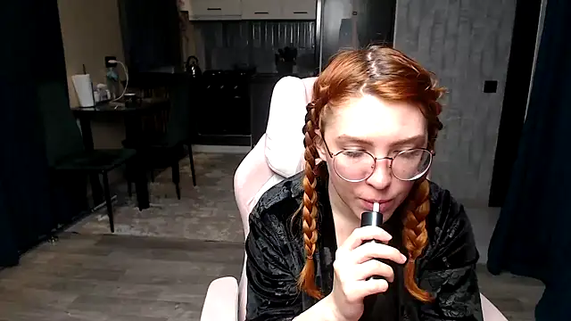 Reginasmilee online show from 04-17-26, 02:36