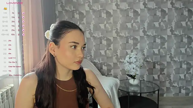 Snapshot of E_mil_y chatting on 06-24-26, 06:23 E mil y online show from 06-24-26, 06:23