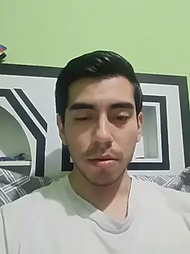 Snapshot of L915 chatting on 07-10-26, 10:32 L915 online show from 07-10-26, 10:32