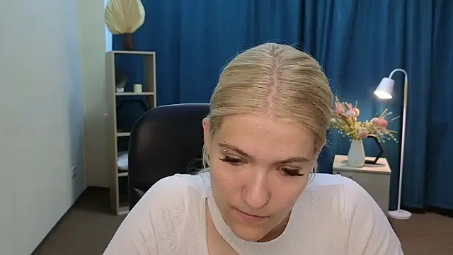 Snapshot of CammyYoula chatting on 07-10-26, 04:01 CammyYoula online show from 07-10-26, 04:01