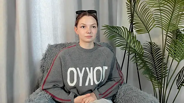 Snapshot of EmilieFerullo chatting on 07-09-26, 07:31 EmilieFerullo online show from 07-09-26, 07:31