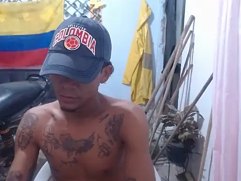 Snapshot of MASTER420TATTO chatting on 07-10-26, 06:35 MASTER420TATTO online show from 07-10-26, 06:35