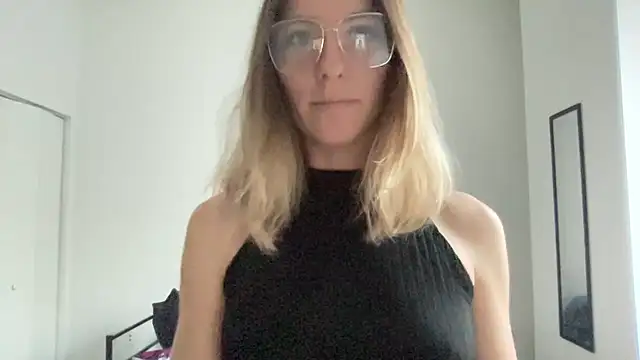 Snapshot of quirkyquinn chatting on 07-15-26, 04:36 quirkyquinn online show from 07-15-26, 04:36