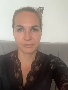 Snapshot of ElaraRose- chatting on 07-17-26, 08:11 ElaraRose- online show from 07-17-26, 08:11