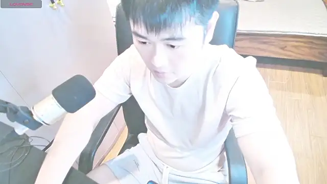 Snapshot of xiaoxiao-666 chatting on 08-02-26, 04:37 xiaoxiao-666 online show from 08-02-26, 04:37
