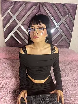 Snapshot of Saphira_Pink chatting on 07-17-26, 05:54 Saphira Pink online show from 07-17-26, 05:54