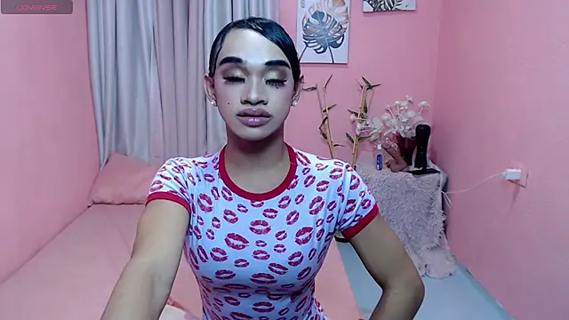 Snapshot of VivienneLuxe chatting on 07-18-26, 07:17 VivienneLuxe online show from 07-18-26, 07:17
