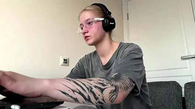 Snapshot of Litliu chatting on 07-17-26, 06:05 Litliu online show from 07-17-26, 06:05