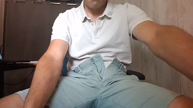 Snapshot of mikebrant01 chatting on 07-18-26, 01:09 mikebrant01 online show from 07-18-26, 01:09