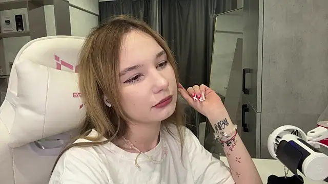 Snapshot of LittleMiaX chatting on 07-20-26, 07:16 LittleMiaX online show from 07-20-26, 07:16