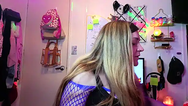 Snapshot of xxKitten chatting on 07-21-26, 05:20 xxKitten online show from 07-21-26, 05:20