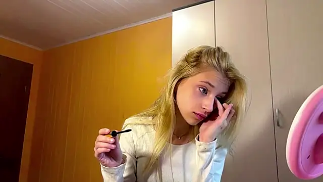 Snapshot of FiveFootBlonde chatting on 07-24-26, 04:14 FiveFootBlonde online show from 07-24-26, 04:14