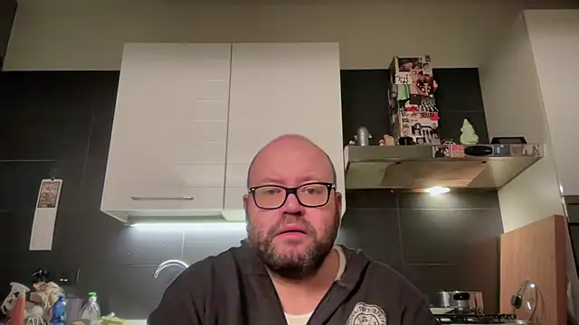 Snapshot of theitalianbear chatting on 10-18-25, 04:14 theitalianbear online show from 10-18-25, 04:14