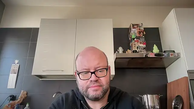 Snapshot of theitalianbear chatting on 10-10-25, 08:26 theitalianbear online show from 10-10-25, 08:26