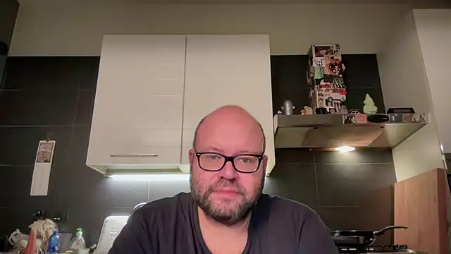 Snapshot of theitalianbear chatting on 10-16-25, 02:31 theitalianbear online show from 10-16-25, 02:31