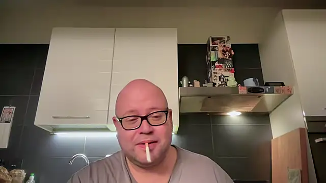 Snapshot of theitalianbear chatting on 03-15-25, 04:13 theitalianbear online show from 03-15-25, 04:13