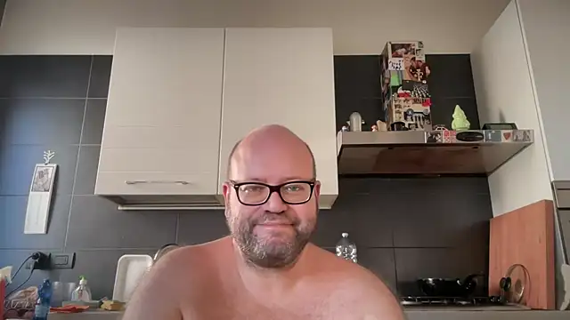 Snapshot of theitalianbear chatting on 09-18-25, 02:53 theitalianbear online show from 09-18-25, 02:53
