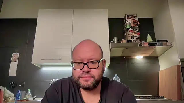 Snapshot of theitalianbear chatting on 10-15-25, 03:38 theitalianbear online show from 10-15-25, 03:38