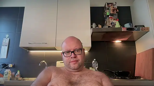Snapshot of theitalianbear chatting on 02-05-25, 08:32 theitalianbear online show from 02-05-25, 08:32