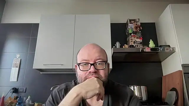 Snapshot of theitalianbear chatting on 10-12-25, 06:37 theitalianbear online show from 10-12-25, 06:37