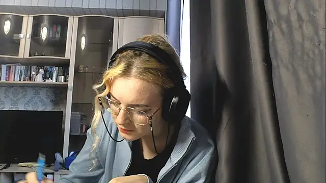 Snapshot of Adelinetre chatting on 07-30-26, 03:55 Adelinetre online show from 07-30-26, 03:55