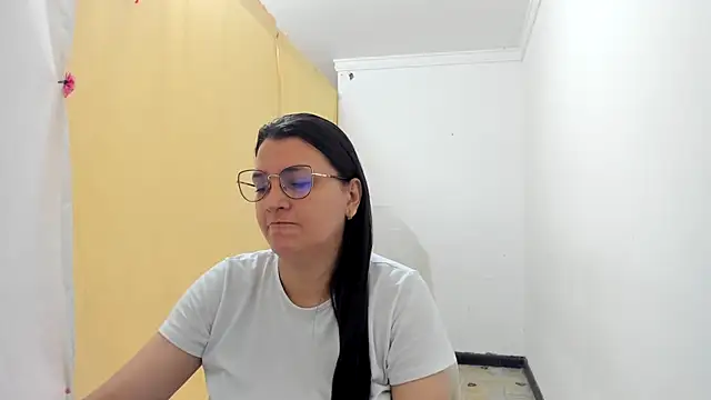 Snapshot of MARILYN_GARCIA chatting on 10-15-25, 01:19 MARILYN GARCIA online show from 10-15-25, 01:19