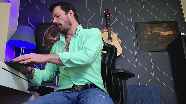 ChrisKox online show from 11-29-25, 02:44