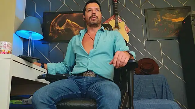Snapshot of ChrisKox chatting on 10-05-25, 08:38 ChrisKox online show from 10-05-25, 08:38