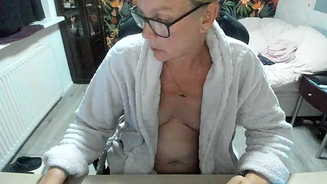 minoesje37 online show from 09-10-25, 07:24