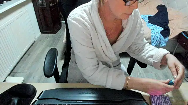 minoesje37 online show from 03-09-25, 08:10