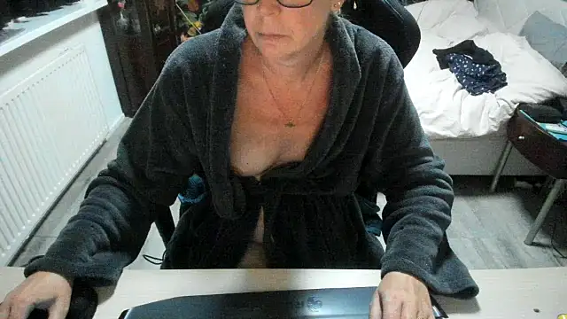 minoesje37 online show from 09-23-25, 07:32