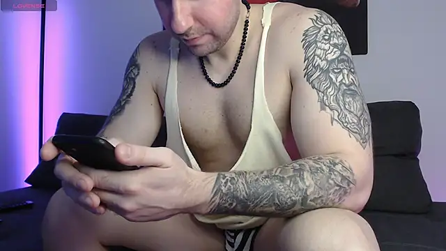 Snapshot of Lucky_Ly chatting on 02-15-25, 08:11 Lucky Ly online show from 02-15-25, 08:11