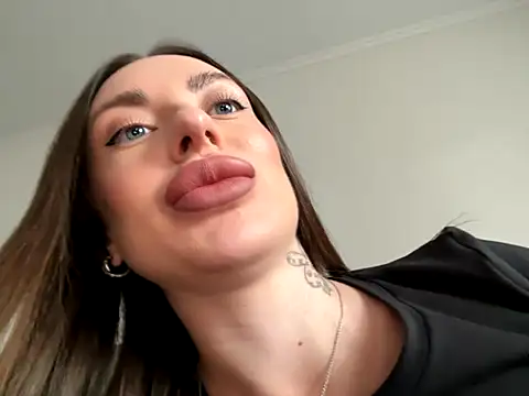 Snapshot of Blondeqlove chatting on 10-15-25, 11:51 Blondeqlove online show from 10-15-25, 11:51