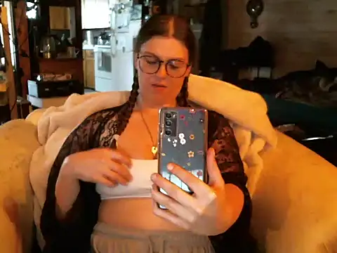 Snapshot of katie_kitten38 chatting on 01-06-26, 01:59 katie kitten38 online show from 01-06-26, 01:59