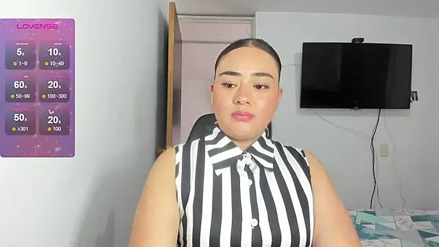 Snapshot of ReyleDoll chatting on 07-15-26, 07:10 ReyleDoll online show from 07-15-26, 07:10