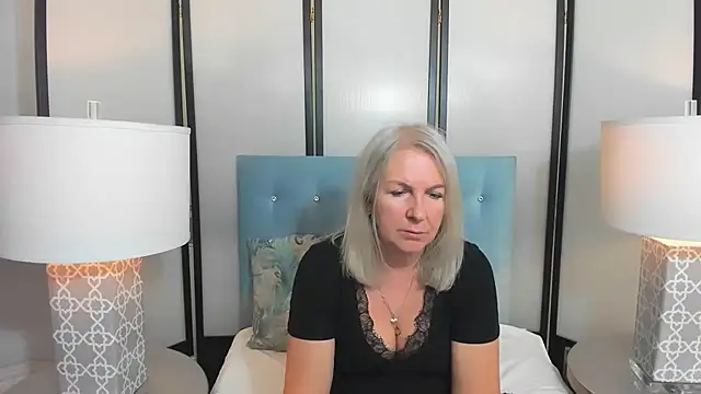 Snapshot of EricaTop chatting on 10-13-25, 04:19 EricaTop online show from 10-13-25, 04:19