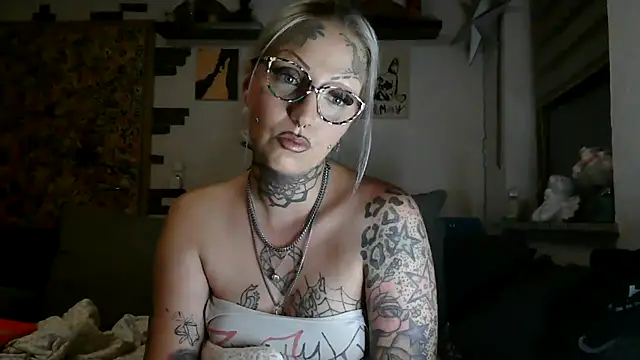 Snapshot of RoxxyInk chatting on 07-26-26, 01:23 RoxxyInk online show from 07-26-26, 01:23