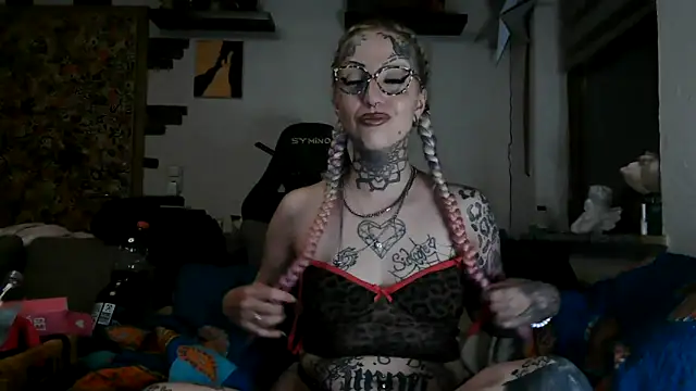 Snapshot of RoxxyInk chatting on 06-13-26, 01:03 RoxxyInk online show from 06-13-26, 01:03
