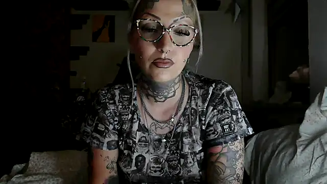 Snapshot of RoxxyInk chatting on 07-19-26, 01:58 RoxxyInk online show from 07-19-26, 01:58