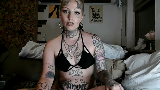 Snapshot of RoxxyInk chatting on 06-24-26, 10:18 RoxxyInk online show from 06-24-26, 10:18