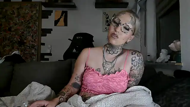 Snapshot of RoxxyInk chatting on 07-20-26, 03:03 RoxxyInk online show from 07-20-26, 03:03