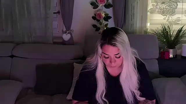 Snapshot of Monageil chatting on 10-01-25, 09:25 Monageil online show from 10-01-25, 09:25