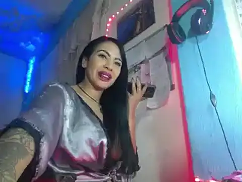 Snapshot of ERIKA-THEDOLL chatting on 12-06-24, 01:13 ERIKA-THEDOLL online show from 12-06-24, 01:13