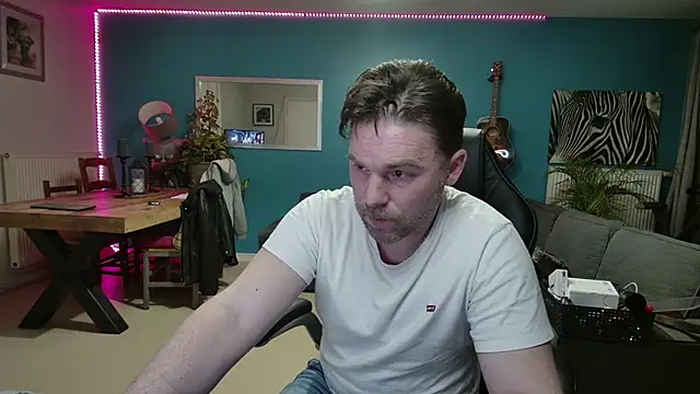 Snapshot of tom_sauwer chatting on 10-08-25, 01:18 tom sauwer online show from 10-08-25, 01:18
