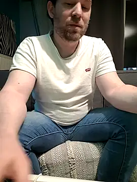 Snapshot of tom_sauwer chatting on 05-16-26, 01:37 tom sauwer online show from 05-16-26, 01:37