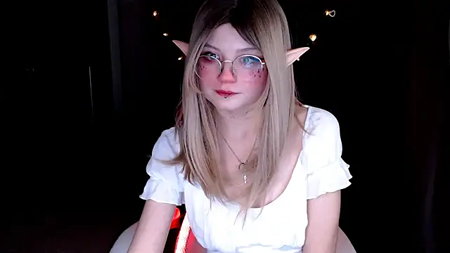 Snapshot of MissToree chatting on 01-12-25, 11:04 MissToree online show from 01-12-25, 11:04