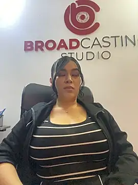 Snapshot of Lia_Simons chatting on 04-25-26, 03:09 Lia Simons online show from 04-25-26, 03:09