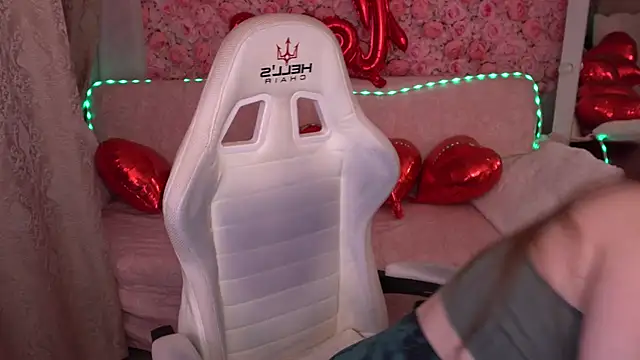 MiaRedFox online show from 02-19-26, 06:43