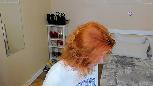 Snapshot of FoxySophia chatting on 02-21-26, 06:10 FoxySophia online show from 02-21-26, 06:10