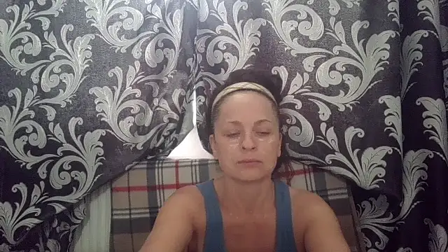 Snapshot of LindaStarS chatting on 06-13-26, 05:05 LindaStarS online show from 06-13-26, 05:05